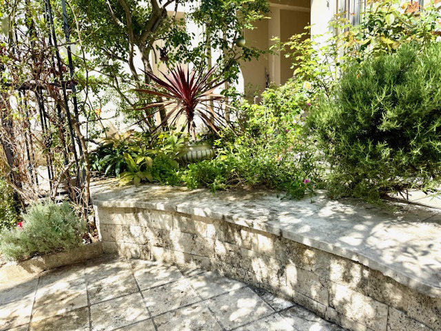 天然石のベンチ越しの花壇ってお手入れも楽しく作業できます