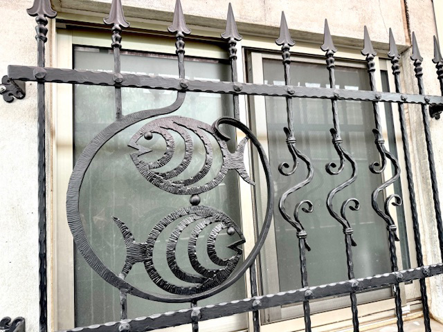 こんなアイアンフェンスがお風呂の窓に取付けられるなんて素敵ですね！！