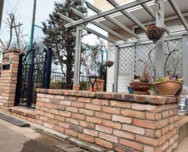 レンガ花壇でたくさんのお花を楽しめます