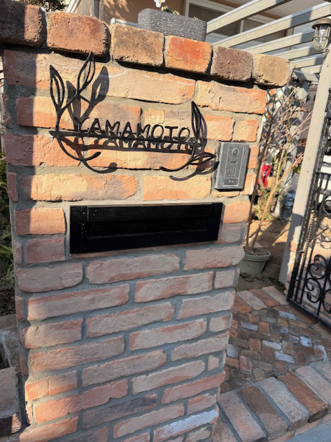 レンガの門柱はやっぱりいいですね！新しい表札もぴったりです