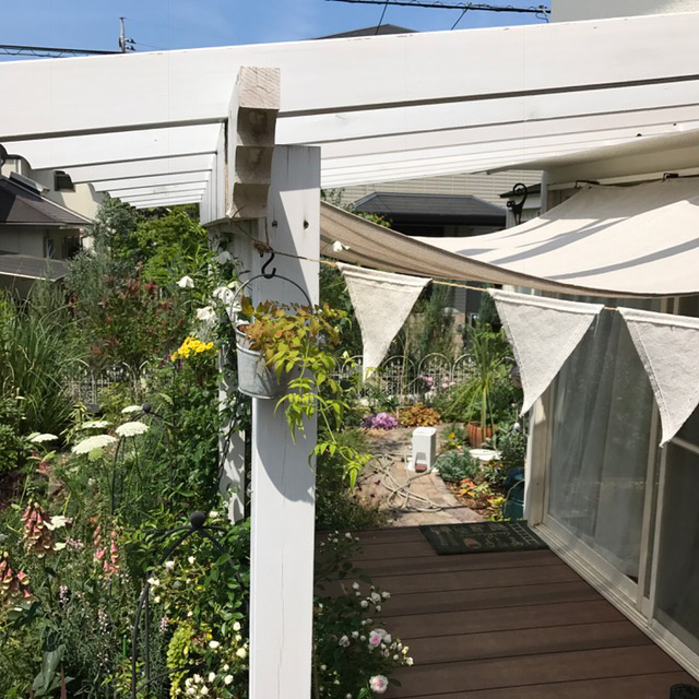 雑貨屋さんのような素敵なお庭になりました。