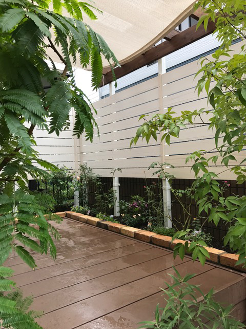 デッキと同じ高さに花壇を作り、お手入れもお部屋からそのまま出来るのでとても楽々です。