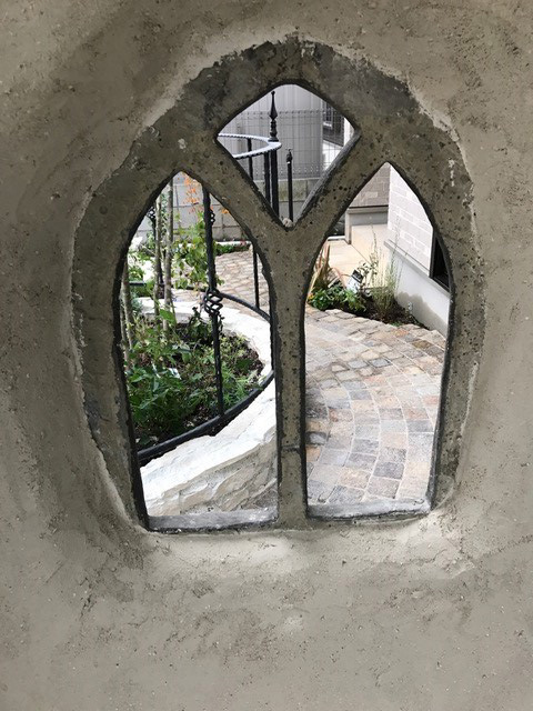 こんな石の窓がお庭にあるなんて素敵ですね。