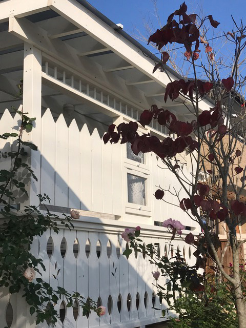 屋根とフェンス付きのデッキは窓をつけて、お洒落でプライべートな空間になりました。