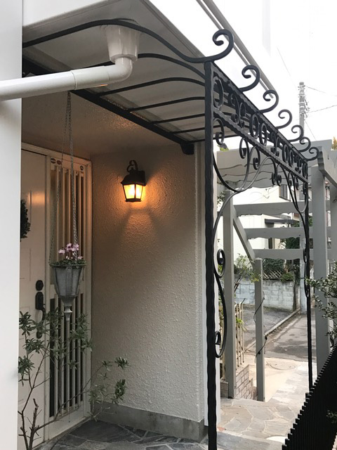 アイアンのパーゴラがお玄関前に設置され、より華やかにグレードアップされています。