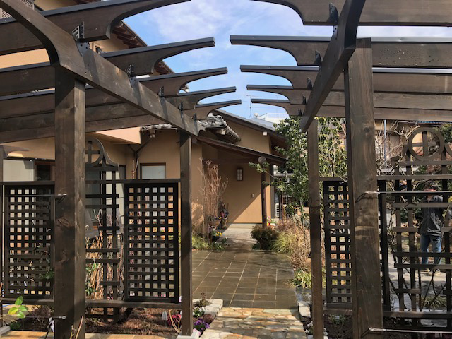 贅沢なパーゴラはシンメトリーになっていてオシャレです