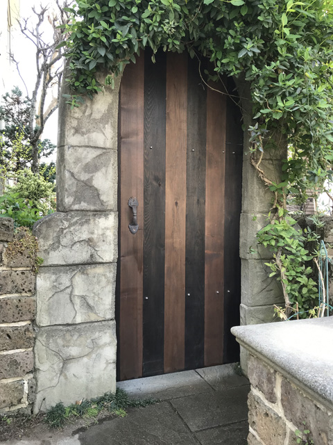 石のアーチには木製扉を付け、とてもオシャレに仕上がりました。
