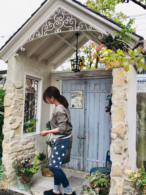 センスの良いKさんにぴったりなシェッドです。かわいい寄せ植えも効果バツグン!!