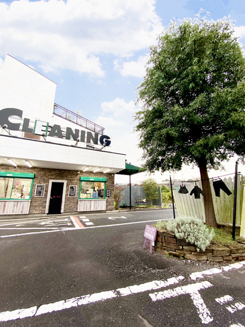 珍しいドライブスルーのクリーニング屋さんです。