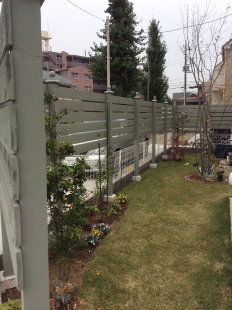 芝生のお庭に素敵な色のフェンスができました。
